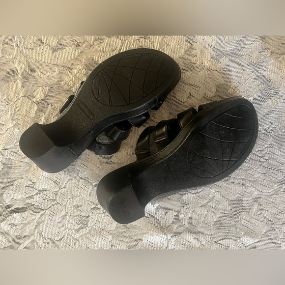 Black Slip On Sabdals wit 2.5 inch heel - Picture 4 of 4